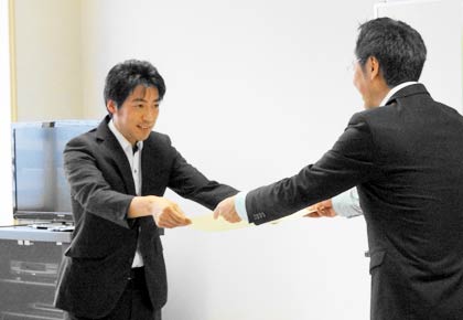 共同募金への寄付を継続した石山自動車に国定市長から感謝状