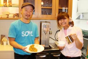 「みんくる」の飲食チャレンジショップに出店した「SOYL cafe(ソイルカフェ)」の小林さん(左)、カフェのサービスを担当する「みんくる」でもおなじみのバリスタ、宮沢さん(右)