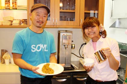 「みんくる」の飲食チャレンジショップに出店した「SOYL cafe（ソイルカフェ）」の小林さん(左)、カフェのサービスを担当する「みんくる」でもおなじみのバリスタ、宮沢さん(右)