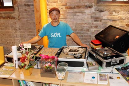 小林さんが自前の機材でDJブースを設置