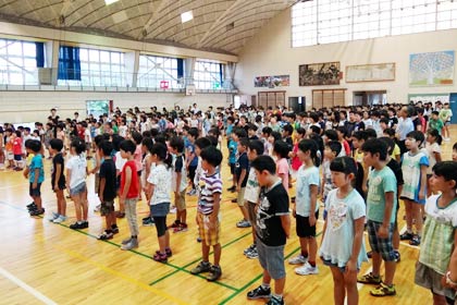 24日、南小学校で行われた1学期の終業式
