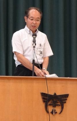 夏休みの過ごし方などについて話す米山校長
