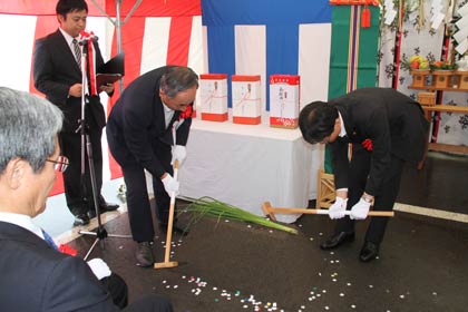 くわ入れをする鈴木市長と斉藤市議会議長