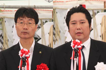あいさつする鈴木市長(左)と田中組の田中社長