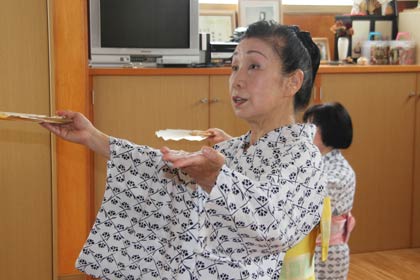 けいこ場で指導する雅鶴さん