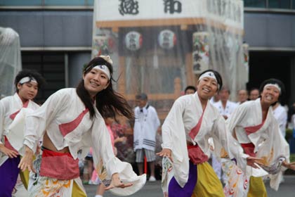 11団体が踊りを披露