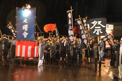 ずぶぬれになって駅前に到着した山車