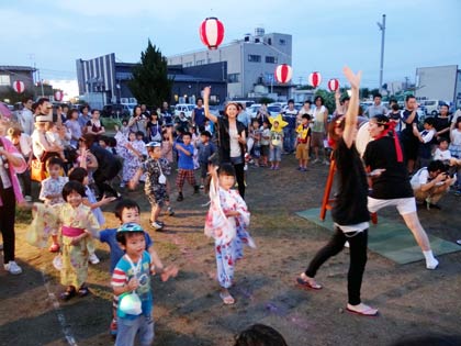 三条市立旭保育所が『カレーラーメンの歌』にあわせた盆踊りを考案、夕涼み会で初披露