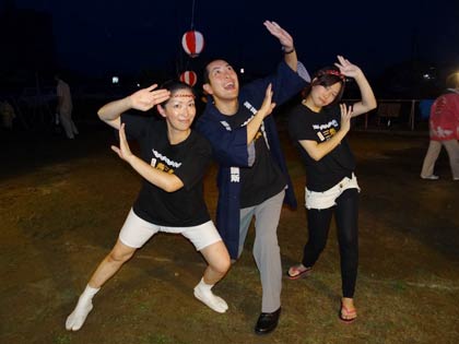 燕三条ラーメン王国の梨本国王と盆踊りを考案した旭保育所の保育士