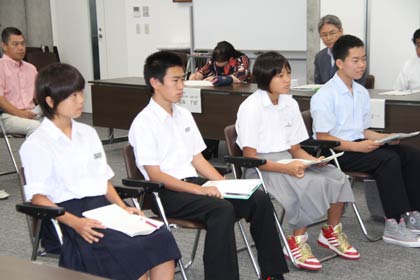 派遣生の4人、左から分水中3年伊藤さん、燕中3年池田君、吉田中3年佐藤さん、燕中等教育学校2年伊藤君