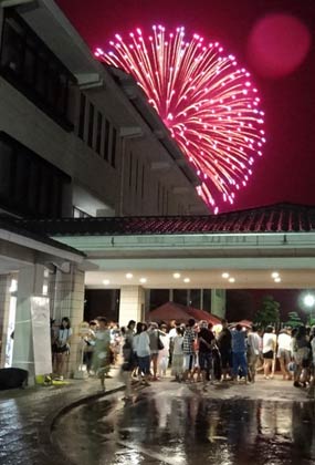雨宿りしながらの花火大会