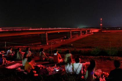花火に赤く照らされた新可動堰