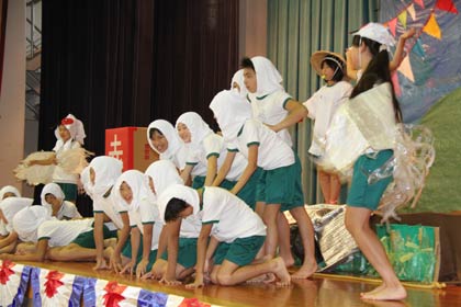 吉田北小児童約25人による仮装キッズが「お米の運動会」を披露