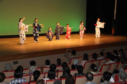 28日に三条市中央公民館で開かれた日本舞踊の雅鶴会の発表会「日本の踊りって楽しいかも」