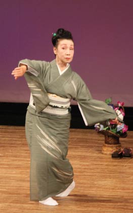 雅鶴会の指導者、花柳流日本舞踊教授の花柳雅鶴さん