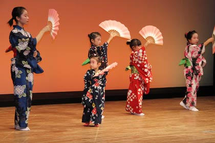 二部の皮切りは雅鶴会とわくわく未来塾の日本舞踊体験教室の子どもたちの踊り