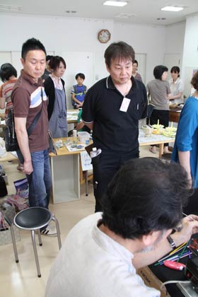 「SATOWA」のイベントで行われているワークショップを見学する受講生