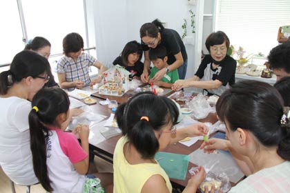 「SATOWA」で初めて開かれたイベント「夏休み!!手作りワンダーランド」は大にぎわい、写真はパン粘土でパン作り