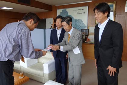 金婚式を記念してカーブミラー設置に役立ててほしいと三条市に30万円を寄付した加藤紋次郎さん、左から国定市長、小林三条署長、加藤さん、長男益朗さん