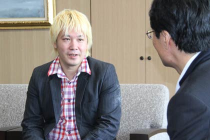 6月28日、燕市を訪れて鈴木市長にインタビューする津田さん