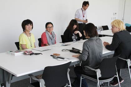 つばめ若者会議の参加者にインタビューする津田さん
