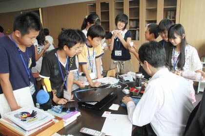 鈴木市長から名刺の裏にサインを書いてもらう
