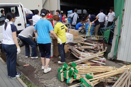 (株)サカタ製作所倉庫に格納してあるボランティア資材を長岡市にボランティア資材を届けるため、トラックに資材を積み込む「にいがた災害ボランティアネットワーク」