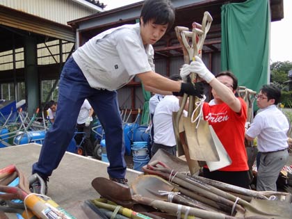 次々とトラックの荷台へ資材を積む