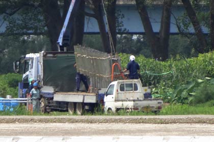 花火の筒が撤去される三条夏まつり大花火大会打ち上げ場所の信濃川左岸、旧三条競馬場堤外地