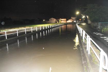  新通川も道路ぎりぎりの高さまで水位が上がった（1日午前1時57分撮影）