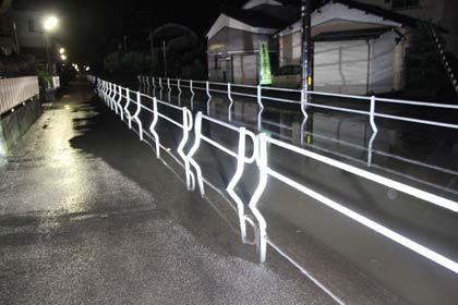  島田川で水が道路にあふれ出した部分（1日午前2時13分撮影）