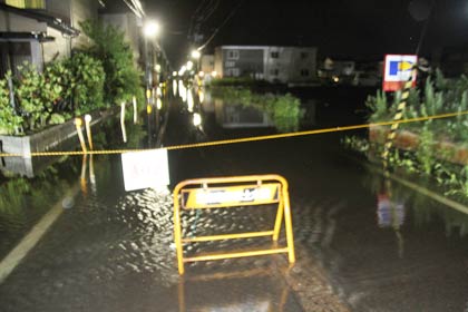 西四日町4地内でおとなのひざ上くらいの深さまで冠水して通行止めになった道路（1日午前2時4分撮影）