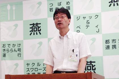  定例記者会見を行う鈴木燕市長