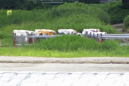 一度は撤去した花火を打ち上げる筒も再び設置完了