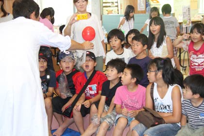 1日、燕市児童研修館「こどもの森」で行われた「サイエンスWeek!!」で液体窒素の実験