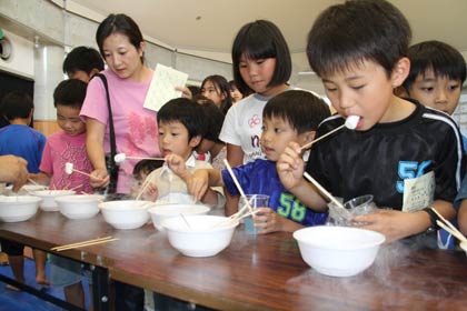 自分で液体窒素でマシュマロを凍らせて食べる子どもたち