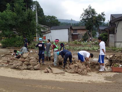 長岡市乙吉地区でのボランティア活動のようす