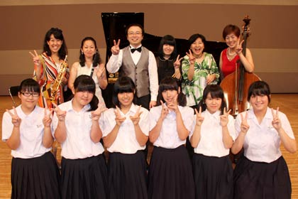 燕市文化会館で開かれた「マイタウン・コンサート2013」の終演後、「新潟ARS NOVA」のメンバーとジョイント演奏した燕北中吹奏楽部部員とで記念撮影
