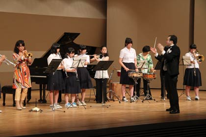  「新潟ARS NOVA」のメンバーと燕北中吹奏楽部部員との共演