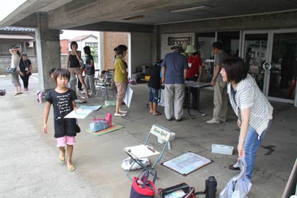 3日、燕市総合文化センターで開かれた水道の塔を描く子ども写生会「水道の塔を描こう」