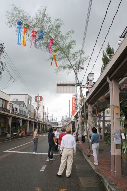 組合員で七夕飾りを設置