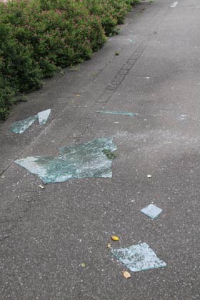 歩道に飛び散った窓ガラス