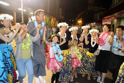 第9回三条夏まつり最終日の4日、三条総踊りのフィナーレは国定市長も率先して踊ってフォークダンスで盛り上がる