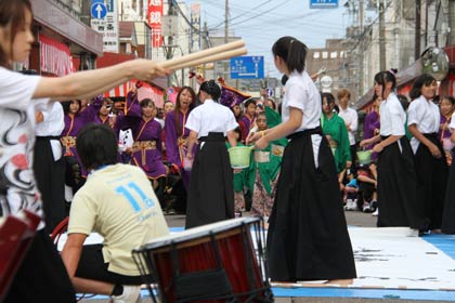 三条凧ばやしコラボパフォーマンスで書道パフォーマンスと和太鼓演奏、よさこい演舞がコラボ
