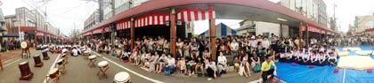  三条総踊りの見物客でいっぱいの一ノ木戸商店街