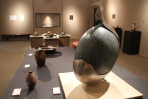 18日まで燕市産業史料館で開かれている水燕鎚工会作品展