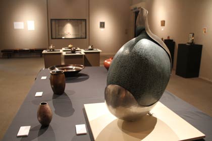 18日まで燕市産業史料館で開かれている水燕鎚工会作品展