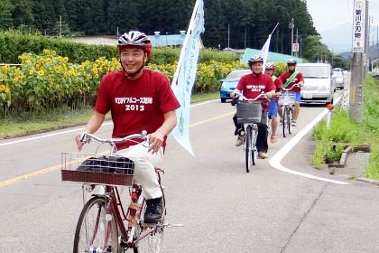 「R289フルコース踏破 by WALK & CYCLE 2013」で只見高校の生徒と一緒に自転車で走る左から国定三条市長、目黒只見町長