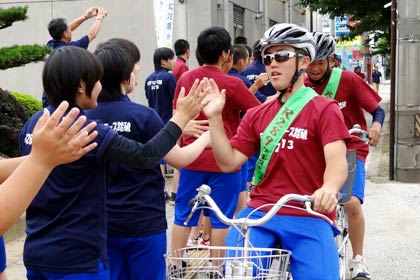 三条市消防本部に到着し、先にマイクロバスで移動した生徒にうハイタッチで迎えられる