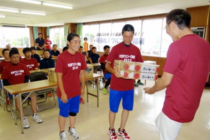  国定市長から生徒にプレゼント